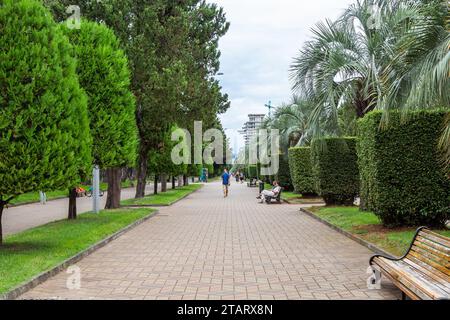 Batumi, Georgia - 16. September 2023: Fußgängergassen auf dem grünen Boulevard am Meer in Batumi City im Herbst Stockfoto