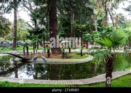 Batumi, Georgien - 16. September 2023: Teich im Vogelzoo auf dem Strandboulevard in Batumi City im Herbst Stockfoto