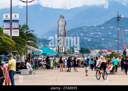 Batumi, Georgia - 16. September 2023: Promenade in Batumi an bewölktem Herbsttag Stockfoto