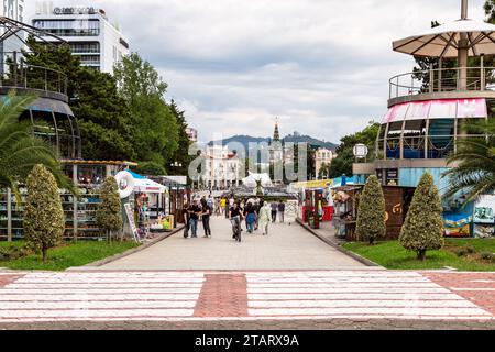 Batumi, Georgia - 16. September 2023: Menschen auf dem Boulevard in Batumi City am bewölkten Herbstabend Stockfoto