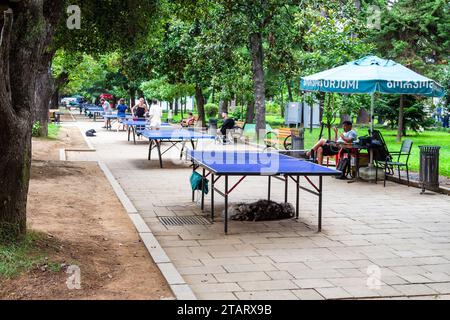 Batumi, Georgia - 16. September 2023: Tischtennis auf der Gasse des grünen Strandboulevards in Batumi City im Herbst Stockfoto