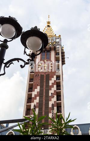 Batumi, Georgia - 16. September 2023: Städtische Laterne und Uhrenturm auf dem Piazza Square in Batumi City am bewölkten Herbsttag. Die Batumi Piazza ist Itali Stockfoto