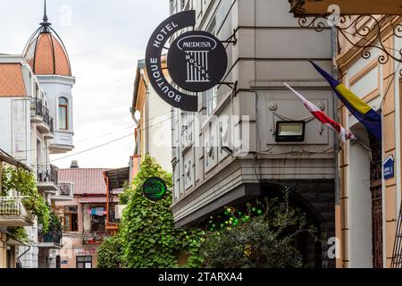 Batumi, Georgia - 16. September 2023: Malerische Saiatnova Straße in der Altstadt von Batumi an bewölktem Herbsttag. Stockfoto