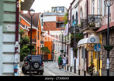 Batumi, Georgien - 16. September 2023: Blick auf die Khulo Straße in der Altstadt von Batumi am bewölkten Herbsttag. Stockfoto