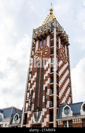 Batumi, Georgia - 16. September 2023: Uhrenturm auf dem Piazza Square in Batumi City am bewölkten Herbsttag. Die Batumi Piazza ist ein offenes Pub im italienischen Stil Stockfoto