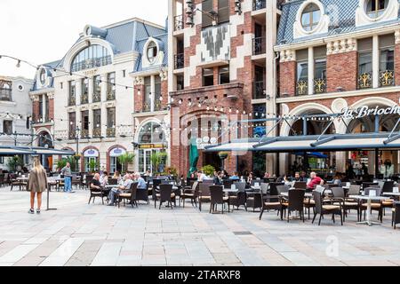 Batumi, Georgia - 16. September 2023: Café im Freien am Piazza Square in Batumi City an bewölktem Herbsttag. Das Batumi Piazza ist ein offener Pub im italienischen Stil Stockfoto