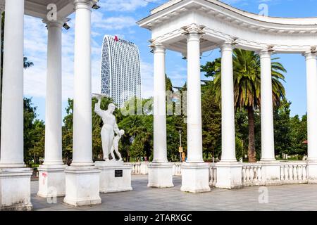 Batumi, Georgien - 17. September 2023: Kolonnade am Eingang zum Park am 6. Mai mit Denkmal für den georgischen Piloten Fadiko Gogitidze in Batumi bei Sonnenschein Stockfoto