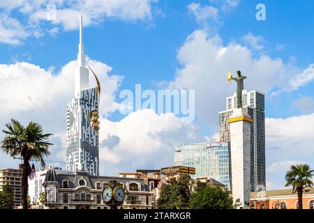 Batumi, Georgia - 17. September 2023: Wolkenkratzer und Medea-Denkmal auf dem Europaplatz der Stadt Batumi am sonnigen Herbsttag. Das Denkmal wurde von Pres enthüllt Stockfoto