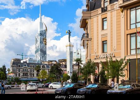 Batumi, Georgia - 17. September 2023: Blick auf den Europaplatz von der Nikoloz Baratashvili Straße in Batumi Stadt am sonnigen Herbsttag Stockfoto