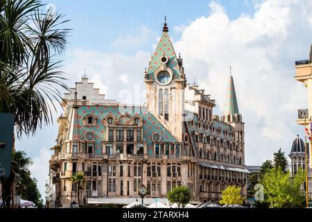 Batumi, Georgien - 17. September 2023: Zierhaus in der Nikoloz Baratashvili Straße und Europa Platz in Batumi Stadt am sonnigen Herbsttag Stockfoto