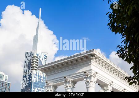 Batumi, Georgien - 17. September 2023: Italienische Kolonnade auf dem Batumi Boulevard und Hochhaus am sonnigen Herbsttag. Die Kolonnaden wurden 193 errichtet Stockfoto