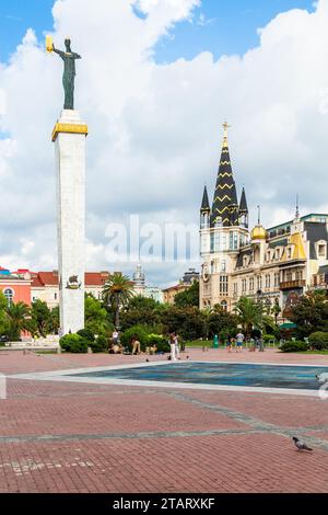 Batumi, Georgien - 17. September 2023: Europaplatz mit Medea-Denkmal in Batumi am Herbsttag. Die Statue wurde vom Präsidenten von Georgia Mikh enthüllt Stockfoto