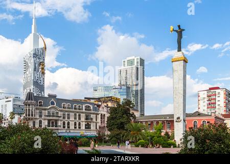 Batumi, Georgia - 17. September 2023: Blick auf den Europaplatz der Stadt Batumi am sonnigen Herbsttag. Das Medea Monument wurde vom Präsidenten von Georgia Mi enthüllt Stockfoto