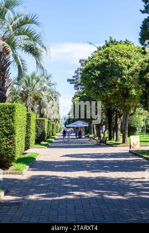 Batumi, Georgia - 19. September 2023: Blick auf die Gasse des grünen Boulevards am sonnigen Herbsttag in Batumi City Stockfoto