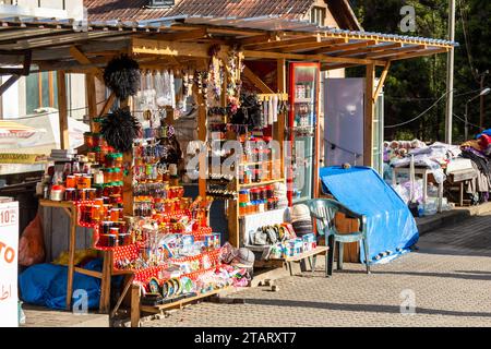 Makhuntseti, Georgien - 18. September 2023: Stand auf dem touristischen Freiluftmarkt mit lokalen Produkten, Speisen und Souvenirs in der Nähe des Makhuntseti Wasserfalls in Adjar Stockfoto