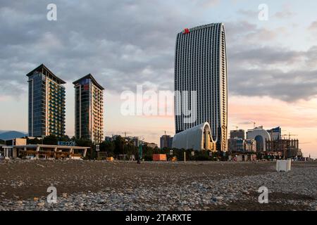 Batumi, Georgia - 19. September 2023: Blick auf moderne Hochhäuser am Strand des Schwarzen Meeres nach Sonnenuntergang in Batumi in der Herbstdämmerung Stockfoto