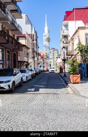 Batumi, Georgien - 19. September 2023: Giorgi Mazniashvili Straße und Blick auf den Wolkenkratzer in Batumi Stadt am sonnigen Herbsttag Stockfoto