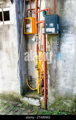 Batumi, Georgia - 19. September 2023: Hausgaszähler und Gasleitungen an der Außenwand des Wohngebäudes auf der Straße der Stadt Batumi am Herbsttag Stockfoto