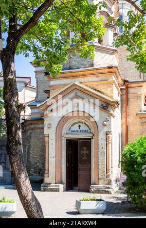 Batumi, Georgien - 19. September 2023: Portal der Armenisch-Apostolischen Kirche des Heiligen Christus des Erlösers in Batumi am sonnigen Herbsttag Stockfoto