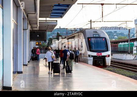 Batumi, Georgien - 22. September 2023: Die Leute laufen am Herbstmorgen zum Bahnhof Batumi Tbilisi Stockfoto