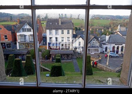 Blick auf die Buchstadt, die Geschäfte und die Straße außerhalb von Hay Castle mit Blick durch das Fenster Hay-on-Wye Wales Großbritannien Großbritannien KATHY DEWITT Stockfoto