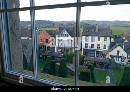 Blick auf die Buchstadt, die Geschäfte und die Straße außerhalb von Hay Castle mit Blick durch das Fenster Hay-on-Wye Wales Großbritannien Großbritannien KATHY DEWITT Stockfoto