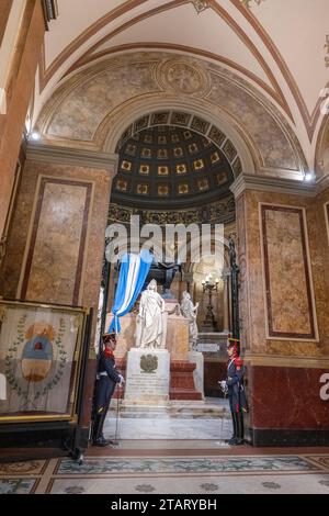 Argentinien, Buenos Aires. Kathedrale von Buenos Aires, auch bekannt als Kathedrale der Heiligen Dreifaltigkeit, Inneres. Mausoleum von General San Martín. Stockfoto