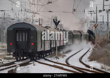 Ein von der Güterzugtenderlokomotive 88 1333-3 gezogener Traditionszug der Berliner Eisenbahnfreunde e.V. bei der Ausfahrt aus dem Bahnhof LBerlin-ichtenberg zu einer Rundfahrt auf dem Berliner S-Bahn-Ring. *** Ein traditioneller Zug der Berliner Eisenbahnfreunde e V, gezogen von der Güterzuglokomotive 88 1333 3, die den Bahnhof LBerlin ichtenberg für eine hin- und Rückfahrt auf dem Berliner S-Bahn-Ring verlässt Stockfoto