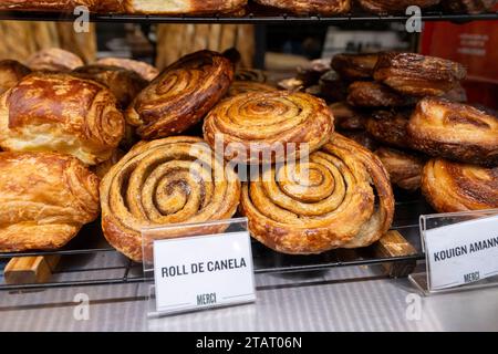 Argentinien, Buenos Aires, San Telmo Market. Bäckerei mit frischen Zimtrollen im Fenster. Stockfoto