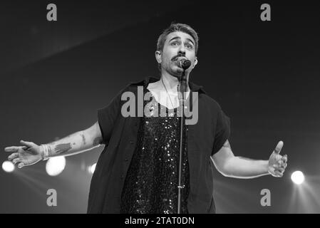 Sänger Rayden tritt während des Konzerts im Wizink Center in Madrid auf. Dezember 2023 Spanien Stockfoto