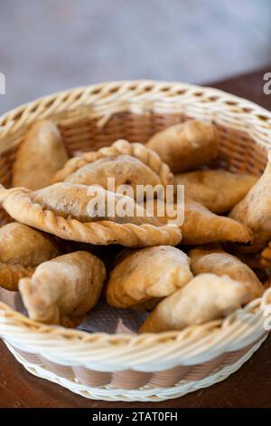 Argentinien, Buenos Aires. Traditionelle herzhafte Fleischempanadas. Stockfoto