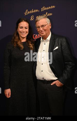 Politiker Wolfgang Bosbach und Tochter Caroline kommt zur Premiere des 8. Kölner Weihnachtscircus *** der Politiker Wolfgang Bosbach und seine Tochter Caroline nehmen an der Premiere des 8. Kölner Weihnachtszirkus Teil Stockfoto