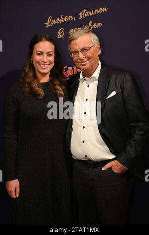 Politiker Wolfgang Bosbach und Tochter Caroline kommt zur Premiere des 8. Kölner Weihnachtscircus *** der Politiker Wolfgang Bosbach und seine Tochter Caroline nehmen an der Premiere des 8. Kölner Weihnachtszirkus Teil Stockfoto