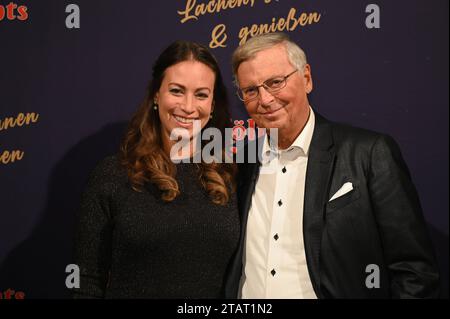 Politiker Wolfgang Bosbach und Tochter Caroline kommt zur Premiere des 8. Kölner Weihnachtscircus *** der Politiker Wolfgang Bosbach und seine Tochter Caroline nehmen an der Premiere des 8. Kölner Weihnachtszirkus Teil Stockfoto