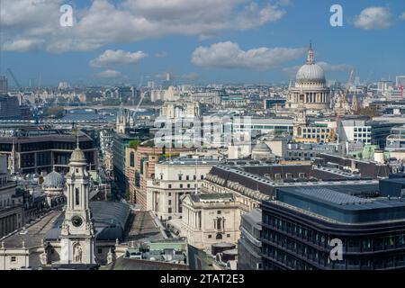 Eine ungewöhnliche Aufnahme der Themse mit dem West End und der St. Paul's Cathedral in der Ferne Stockfoto