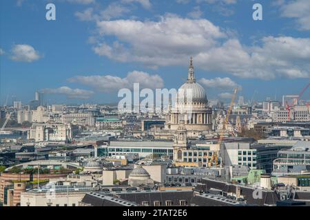 Eine ungewöhnliche Aufnahme der Themse mit dem West End und der St. Paul's Cathedral in der Ferne Stockfoto