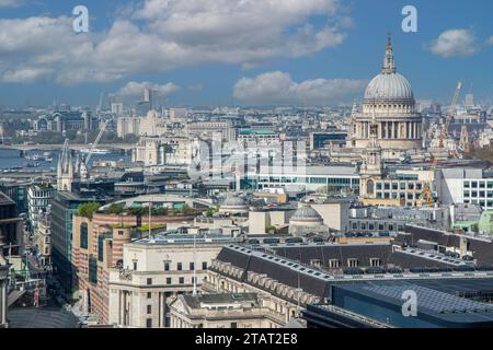 Eine ungewöhnliche Aufnahme der Themse mit dem West End und der St. Paul's Cathedral in der Ferne Stockfoto