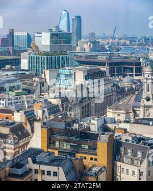 Eine ungewöhnliche Aufnahme der Themse mit dem West End und der St. Paul's Cathedral in der Ferne Stockfoto