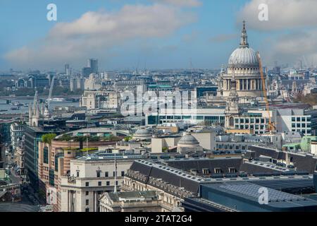 Eine ungewöhnliche Aufnahme der Themse mit dem West End und der St. Paul's Cathedral in der Ferne Stockfoto