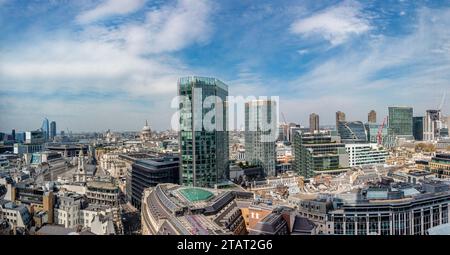 Eine ungewöhnliche Aufnahme der Themse mit dem West End und der St. Paul's Cathedral in der Ferne Stockfoto