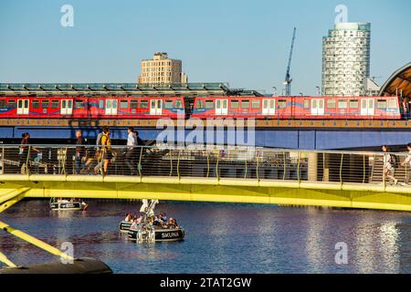 Uhren und Wolkenkratzer - Docklands in London bei Nacht Stockfoto