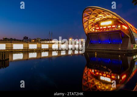 CANARY WHARF STATION NACHTS VON DRAUSSEN Stockfoto