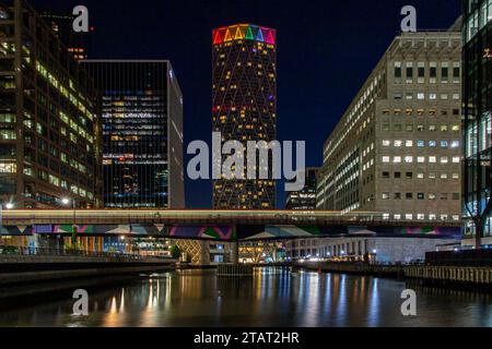 Nacht am Canary Wharf und Middle Dock, umgeben von Wolkenkratzern Stockfoto