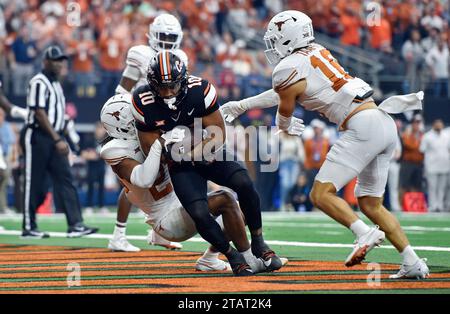 Arlington, TX, USA. Dezember 2023. Der Oklahoma State Cowboys-Spieler Rashod Owens (10) hat im AT&T Stadium in Arlington, Texas, TX, im zweiten Quartal einen Touchdown in der Endzone erzielt. Austin McAfee/CSM/Alamy Live News Stockfoto