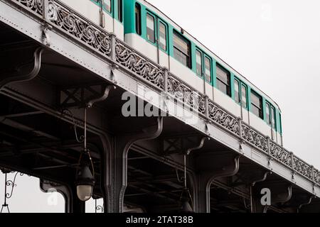 Photo d'une rame de métro de la ligne 6 Passant sur le pont Bir Hakeim à Paris Stockfoto