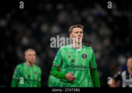 Almelo, Niederlande. Dezember 2023. ALMELO, NIEDERLANDE - 2. DEZEMBER: Tobias Lauritsen von Sparta Rotterdam schaut während des niederländischen Eredivisie-Spiels zwischen Heracles Almelo und Sparta Rotterdam am 2. Dezember 2023 in Almelo, Niederlande (Foto: Rene Nijhuis/Orange Pictures) Credit: Orange Pics BV/Alamy Live News Stockfoto