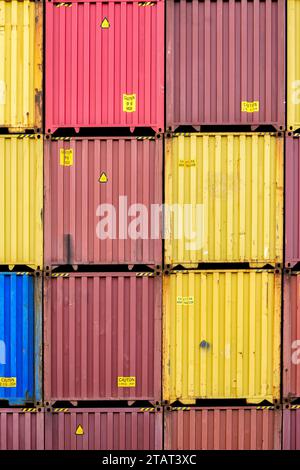 Standardcontainer in einem Containerterminal vor dem Verladen auf ein Containerschiff Stockfoto