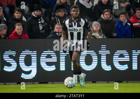 Almelo, Niederlande. Dezember 2023. ALMELO, NIEDERLANDE - 2. DEZEMBER: Bryan Limbombe von Heracles Almelo dribbelt mit dem Ball während des niederländischen Eredivisie-Spiels zwischen Heracles Almelo und Sparta Rotterdam im Erve Asito am 2. Dezember 2023 in Almelo, Niederlande (Foto: Rene Nijhuis/Orange Pictures) Credit: Orange Pics BV/Alamy Live News Stockfoto