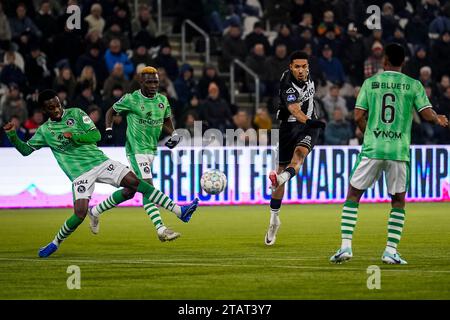 Almelo, Niederlande. Dezember 2023. ALMELO, NIEDERLANDE - 2. DEZEMBER: Ruben Roosken von Heracles Almelo schießt beim niederländischen Eredivisie-Spiel zwischen Heracles Almelo und Sparta Rotterdam am 2. Dezember 2023 in Almelo, Niederlande (Foto: Rene Nijhuis/Orange Pictures) Credit: Orange Pics BV/Alamy Live News Stockfoto