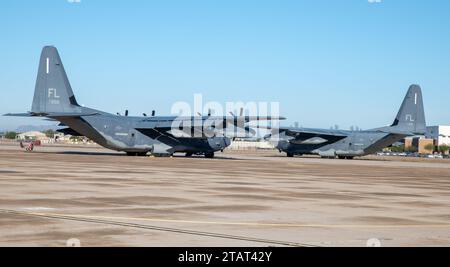 Ein 920th Rescue Wing HC-130J Combat King II Flugzeug Taxis auf der Fluglinie auf der Davis-Monthan Air Force Base, Arizona, während des Distant Fury Hengst 23 am 2. Dezember 2023. Diese gemeinsame Übung soll die Fähigkeit des 920. RQW testen, innerhalb des agilen Kampfes für Beschäftigung zu arbeiten, eine Such- und Rettungsmission im Seeverkehr zu unterstützen und durchzuführen, deren Kommunikationen und Ressourcen über mehrere Standorte verteilt sind, die dem nachahmen, mit dem die Streitkräfte im indopazifischen Einsatzgebiet zu kämpfen hätten. (Foto der U.S. Air Force von Master Sgt. Luke Johnson) Stockfoto